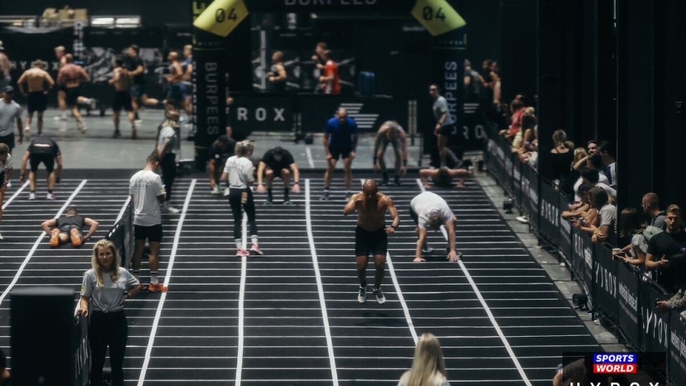 Atleten doen Burpee Broad Jumps tijdens Hyrox race